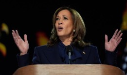 哈里斯纪念喀布尔机场袭击周年，支持拜登的决定