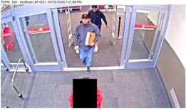 在Issaquah小道入口处停放的汽车中，钱包被盗，嫌犯被通缉