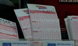 超级百万玩家在德克萨斯州的加油站购买彩票，赢得了8亿美元的头奖