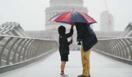 英国天气：英国气象局警告称，雷暴将带来长达8小时的暴雨，数百人可能面临洪水风险