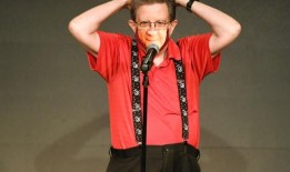 悲惨的肇事逃逸受害者喜剧演员佩里库尔茨“喜欢做爸爸”