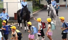 简单的日本新闻翻译：骑警部队访问京都县的学校