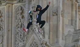 视频：英国警方封锁了大本钟附近地区，一名手持巴勒斯坦国旗的男子爬上了大本钟塔