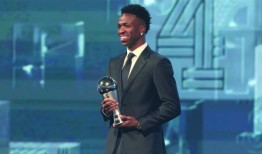 维尼修斯、邦马蒂当选国际足联年度最佳球员