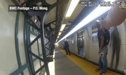 视频显示，纽约警察在地铁枪击案中向持刀男子开枪，造成4人受伤
