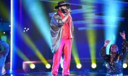 阿拉巴马州歌手在美国好声音决赛中激动地说：“你让我成为一个非常骄傲的妈妈”