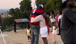 观看伯明翰火神雕像下的求婚仪式