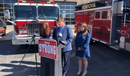 阿拉巴马州国会议员戴尔·斯特朗帮助拯救了受伤的警官