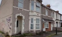 皮条客抛弃老鼠横行的英国贫民窟，性工作者拒绝工作