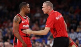 在米尔顿·多伊尔带领塔斯马尼亚队进入NBL决胜局后，珀斯野猫队的赛季结束了