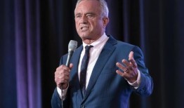 美国总统候选人小罗伯特·F·肯尼迪(Robert F . Kennedy Jr .)奇怪地承认，他10年前在中央公园丢弃了一只死熊