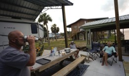 飓风过后重建沿海社区是复杂的，可能会改变一个地方的特征