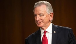 白人民族主义者Tommy Tuberville的评论引发了愤怒：“白痴这个词的新含义”