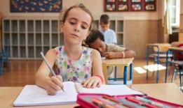 没有派对邀请：“我女儿过得很好，很开心，有很多好朋友——抱歉你的女儿没有”