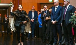 澳大利亚土著参议员向查尔斯国王大喊：“你犯下了种族灭绝罪”