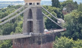 目击者看到，在克利夫顿发现尸体部分之前，人们在“大”和“破”的箱子里挣扎