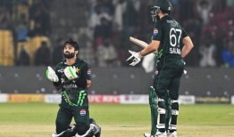 里兹万和萨勒曼在巴基斯坦击败南非创纪录的追逐中粉碎吨