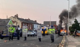 英国另一个城市爆发骚乱，警方准备应对周末的骚乱
