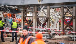 荷兰官员称，大桥坍塌造成两人死亡，两人受伤