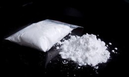 路易斯安那州的一位母亲说，她不小心把几袋可卡因放进了她幼儿园孩子的背包里