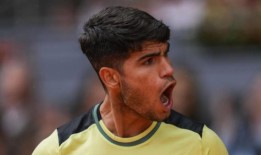 阿尔卡拉兹因伤复出，在马德里公开赛上加快步伐