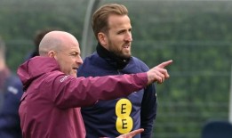 英格兰期待11人出战希腊，李·卡斯利大胆召唤哈里·凯恩