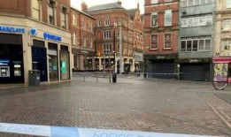 诺丁汉刺伤：少年与生命搏斗，警方展开大规模搜捕