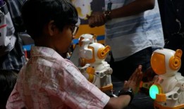 小机器人在Roboverse VR博览会上抢尽风头