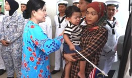 海军潜水员的妻子在苏丹伊斯梅尔医院认领了他的尸体