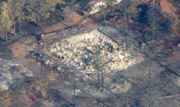 志愿者准备帮助亚历山大山火的受害者筛选废墟