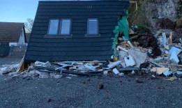 圣诞节前几周，山体滑坡摧毁了一对夫妇的新家，他们无家可归