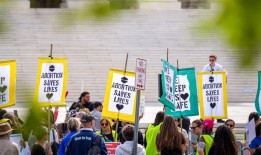 在堕胎政策严格的州，仅仅看妇产科医生进行常规护理可能很困难