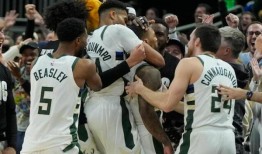 雄鹿队在加时赛中凭借利拉德的压哨三分击败国王队