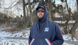 邮递员从冰冷的小溪中救出狗