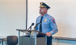 明尼阿波利斯一名男子被控枪杀邻居，但尚未被捕，这引发了人们对警方的愤怒