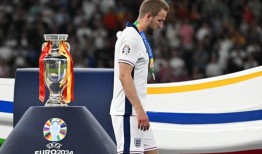 西班牙队2-1击败英格兰队，第四次赢得欧洲杯冠军