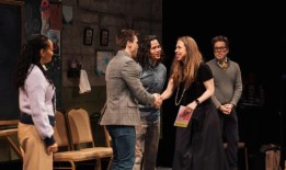 照片：切尔西·克林顿参观外百老汇的《白色筹码》