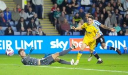 阿隆森和詹姆斯的进球为利兹联赢得周三对谢菲尔德的欢迎