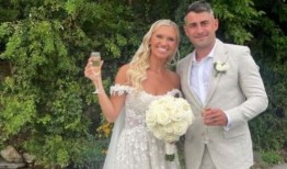 爱尔兰橄榄球明星蒂尔南·奥哈洛伦与相恋多年的爱人艾米丽·斯台普顿在纽约结婚