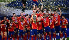 西班牙队2-1击败英格兰队，第四次赢得欧洲杯冠军