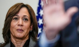 特朗普将矛头对准了“边境沙皇哈里斯”的攻击，希拉里的竞选团队进行了反击