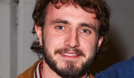 有人看到保罗·梅斯卡尔在手机上看经典爱情喜剧