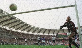 “我当时在英格兰国家队参加世界杯，我们在训练基地有一个房间，我们在里面待了好几个小时”