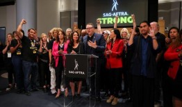好莱坞演员工会董事会批准了结束罢工的协议，领导人吹嘘金钱收益和人工智能权利