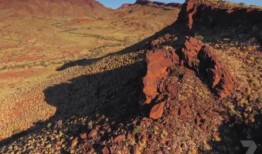 第七频道《内陆水晶猎人》的明星们在西澳皮尔巴拉揭开了世界上最大的紫水晶水晶群