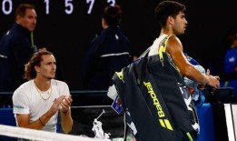 在澳大利亚网球公开赛上，亚历山大·兹韦列夫击败了世界排名第二的卡洛斯·阿尔卡拉兹