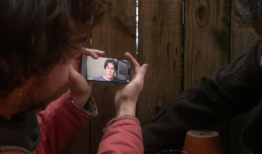 有人看到保罗·梅斯卡尔在手机上看经典爱情喜剧