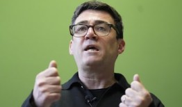 曼彻斯特机场：安迪·伯纳姆警告抗议者不要利用事件达到“政治目的”