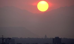 随着野火席卷整个地区，烟雾笼罩了加拿大西部和美国