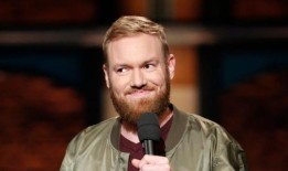 肯尼·德福里斯特，深夜电视喜剧演员，死于37岁